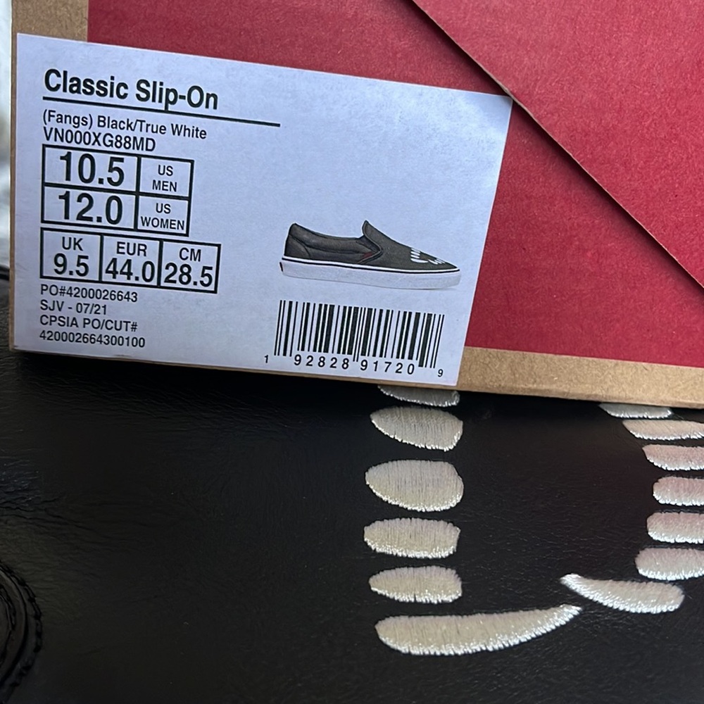 Vans Classic Slip-On Fangs Black/True White MENS - Picture 16 of 16